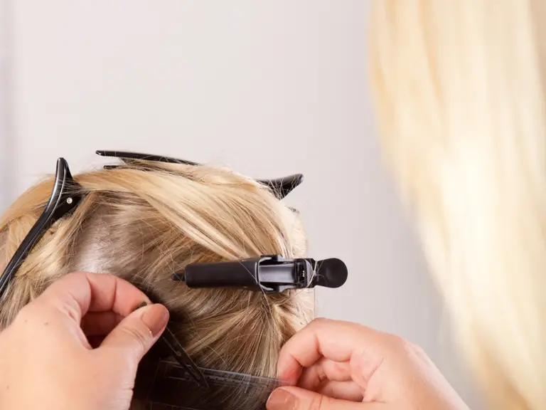 Haarverlängerung: Extensions werden mit Abteilklammern präzise eingesetzt