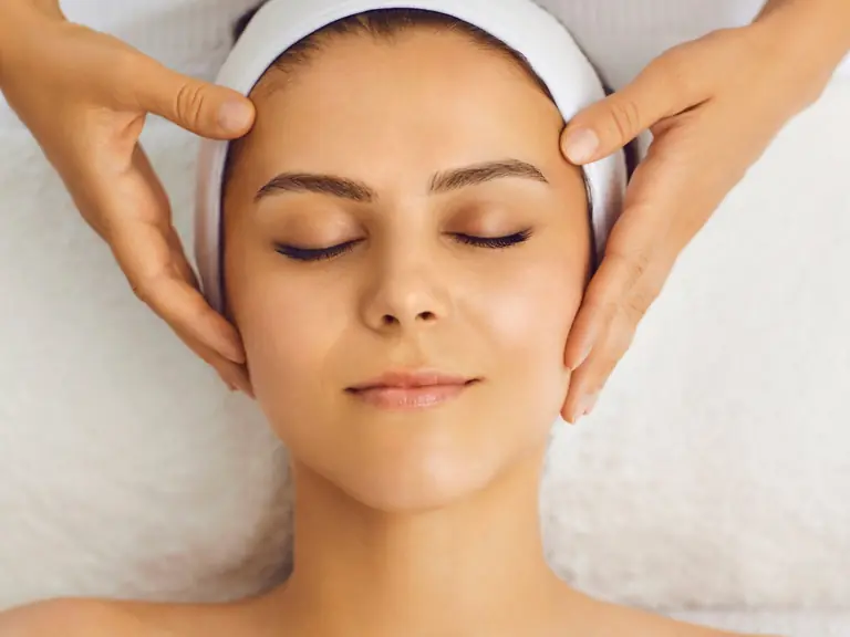 Gesichtsbehandlung mit entspannender Massage