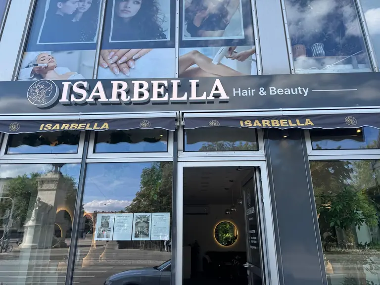 Ladenfront von IsarBella Hair & Beauty mit goldener Markise in der Steinsdorfstraße in München Lehel
