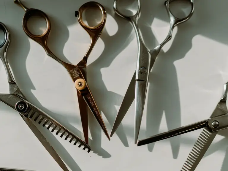 Friseurscheren und Effilierscheren im warmen Licht